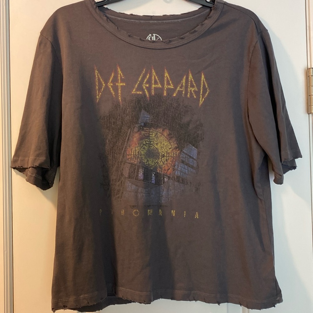 Recycled Karma 💯 Cotton Distressed Longer Sleeves Look Def Leppard Logo Tee New - Picture 1 of 16